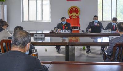 武汉法官抱着国徽到村头开庭审案 庭上解心结，翻了脸的老乡当场握手言和