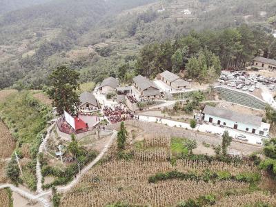 绣花功夫丨湖北宜昌岩岭村：一棵“大杉树” 引来10万客