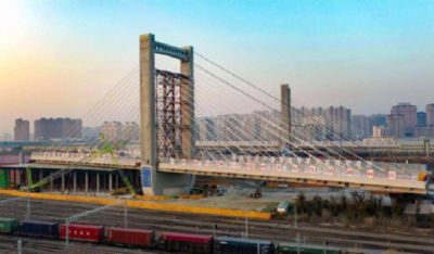 我国跨越铁路线路最多 转体斜拉桥合龙