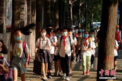 多地禁止家长批改作业，能给家长“松绑”吗？