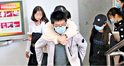 每天排班接送 管学习管生活 全班同学轮流背“瓷娃娃”去上课