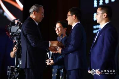 华中科技大学教授获“科学探索奖” 专注研究“薄大精伸”电子皮肤