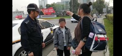 暖心！迷路儿童上高速 交警帮他见到妈妈