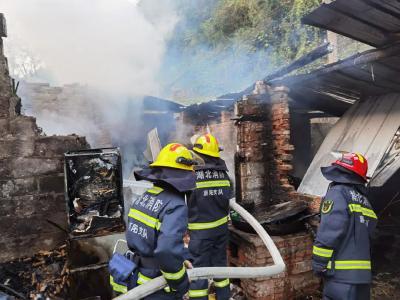 村民煮猪食，引来3车21人救火