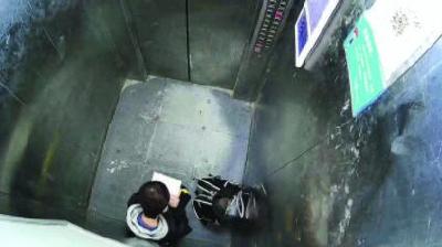 被困小区电梯13岁男孩安心写作业 网友直呼