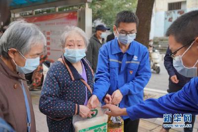 央企在汉建设单位进社区走访慰问困难群众