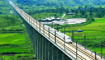 广西南宁至玉林高速铁路开始架梁