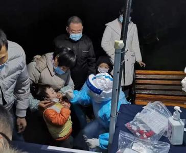凌晨，护士给自己孩子测核酸，孩子：谢谢阿姨…