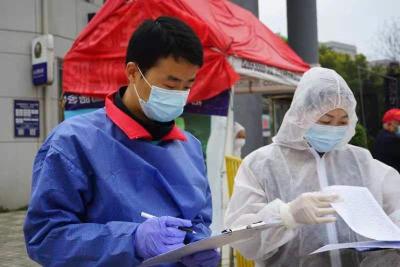 平凡中的伟大丨帮居民购物“刷爆”信用卡——记我的抗疫好搭档刘斌