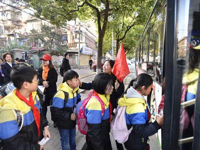 7年来细心呵护小学生上学放学 武汉26名司机把公交车开成“校巴”