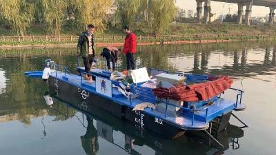 武汉三条明渠迎来水上“清道夫”，可将漂浮塑料袋、水草“一网打尽”