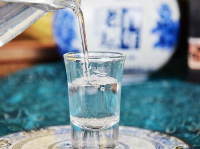 女子每天1斤白酒助眠患上“神经病”