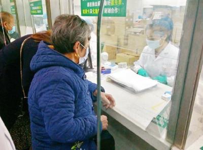 武汉同济医院暖心“便老”：65岁以上老人优先挂号 70岁以上老人检验优先排位