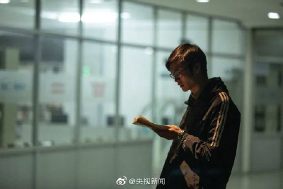 楼道里的这一幕，刷屏！