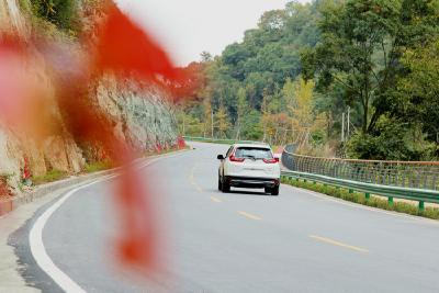 湖北十堰：一路畅通百业兴 大山深处唱新歌