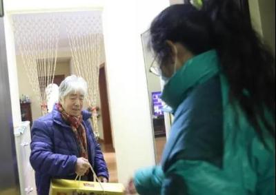 上海嘉定区：老夫妻生活“瘫痪” 热心邻居分工帮忙