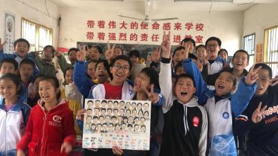 江西大余黄龙中学：老师手绘“班级全家福” 笔笔都是爱