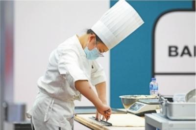 17岁烘焙女孩出征全国技能大赛：成绩是用时间和食材“喂”出来的