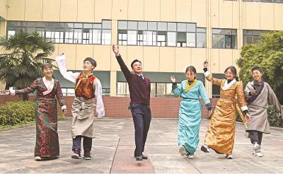 武汉西藏中学校长黄宝源获评“西藏自治区优秀校长”