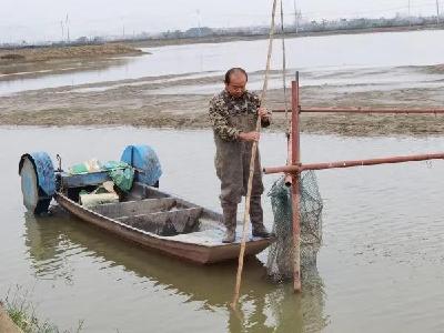 昔日扶贫对象如今带着大家养蟹脱贫：武汉市国资委驻村工作队正帮他申请贷款