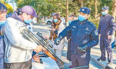 首个中国人民警察节前夕 武汉市民走进警营 警务装备看个够