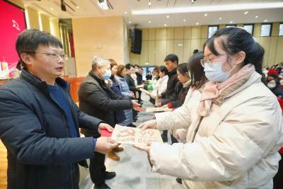 湖北襄阳：200多名新人入职一个月全部交了入党申请书
