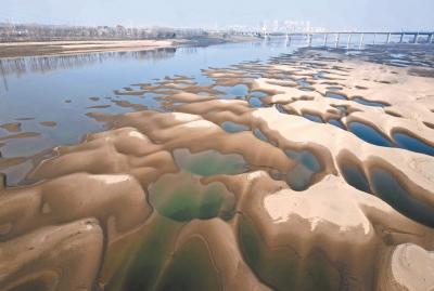 长江江底是啥样？沙洲裸露沙坑连绵 水文专家：这是造床运动的结果