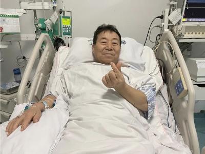 井下写纸条的带头大哥找到了，他对着镜头比了个心