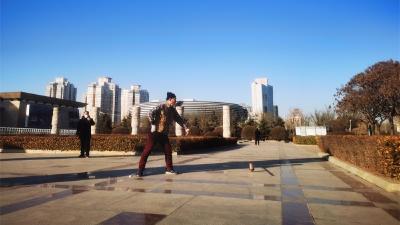 “老了，病了，更要转起来”——冯铜立和他的陀螺新生活