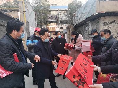 市农技推广中心开展“迎新春 送春联”活动