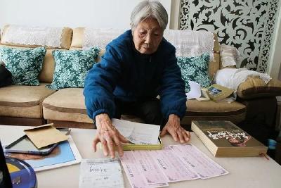 一个铁皮糖盒里，装着这对夫妻的毕生心愿
