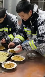 吃饭手抖到端不住碗，画面太让人心疼…