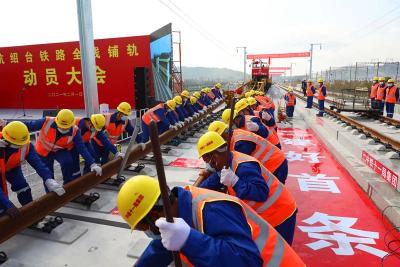 我国首条民营资本控股高铁——杭绍台高铁开始全线铺轨