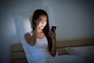 熬夜后眼睛红又痛，可能是葡萄膜炎找上门