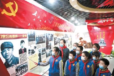 一群孩子正在续写《雷锋日记》 