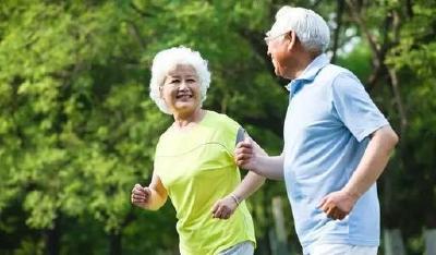 中老年人有氧锻炼：快走还是慢跑？