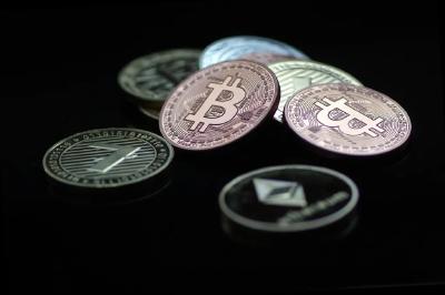 一周暴跌1万美元！“币圈”火爆背后暗流涌动