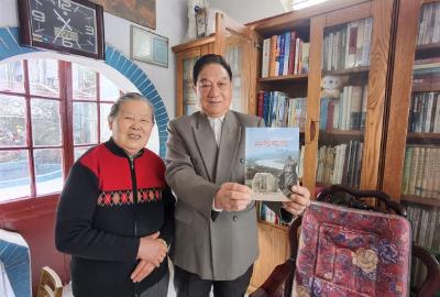江苏镇江八旬翁熊兴邦用“学习”演绎老年精彩 