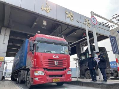 重庆海关优化通关流程 推动中欧班列（重庆）出口货物实现“抵港直装” 