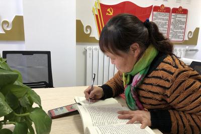 学无止境！内蒙古阿拉善左旗65岁老党员爱上“学习强国” 