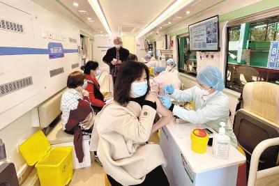 新冠疫苗免费接种现场探访：市民接种疫苗越来越踊跃