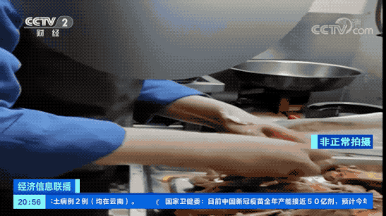 外卖厨房触目惊心！徒手抓熟食，有店铺沙拉竟是这么做成的