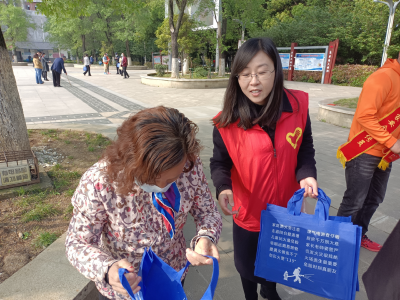 市应急管理局开展全民国家安全日志愿者宣传活动