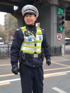 【襄阅7:30】向先进学习，我为你讲述樊城民警刘新救人的事儿！