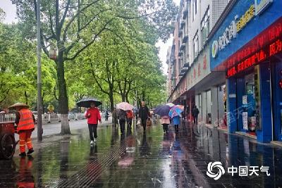 江南华南局地有暴雨 东北多地坐上气温“过山车” 