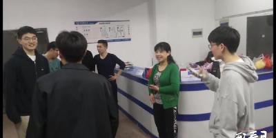 安徽师大：四百多名男生自发欢送“万能阿姨”
