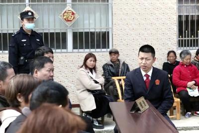 【锻造新时代政法铁军】背上国徽去开庭，老百姓都说好！为的是这件事……