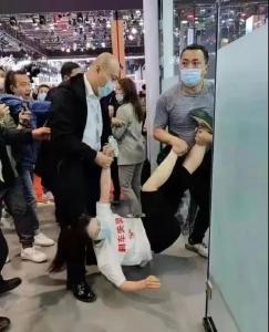 车顶维权女子被拘，特斯拉“不妥协”，但股价大跌