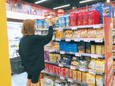 临期食品卖得好 舌尖浪费变消费 去超市“捡漏儿”买零嘴儿