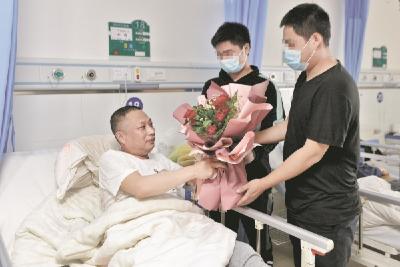 “多亏宜城市警方派人接回我们”，缅北回流人员病房探望反诈所长